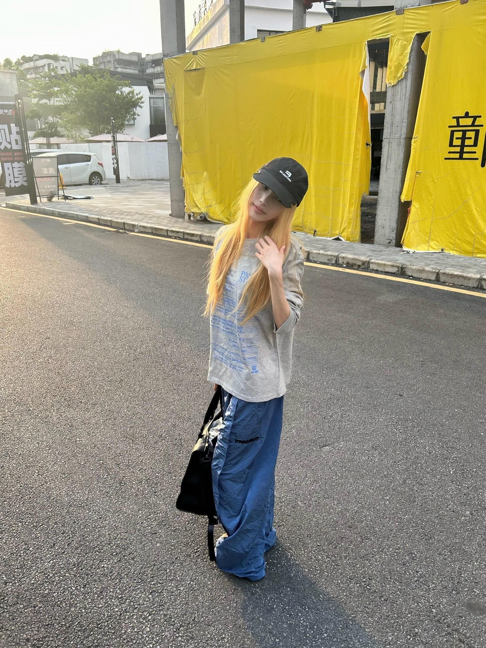 아메리칸 레트로 루즈핏 긴팔 밝은 회색 색상 티셔츠 여성 봄 가을 디자인 센스 작은 대중 이미지 3