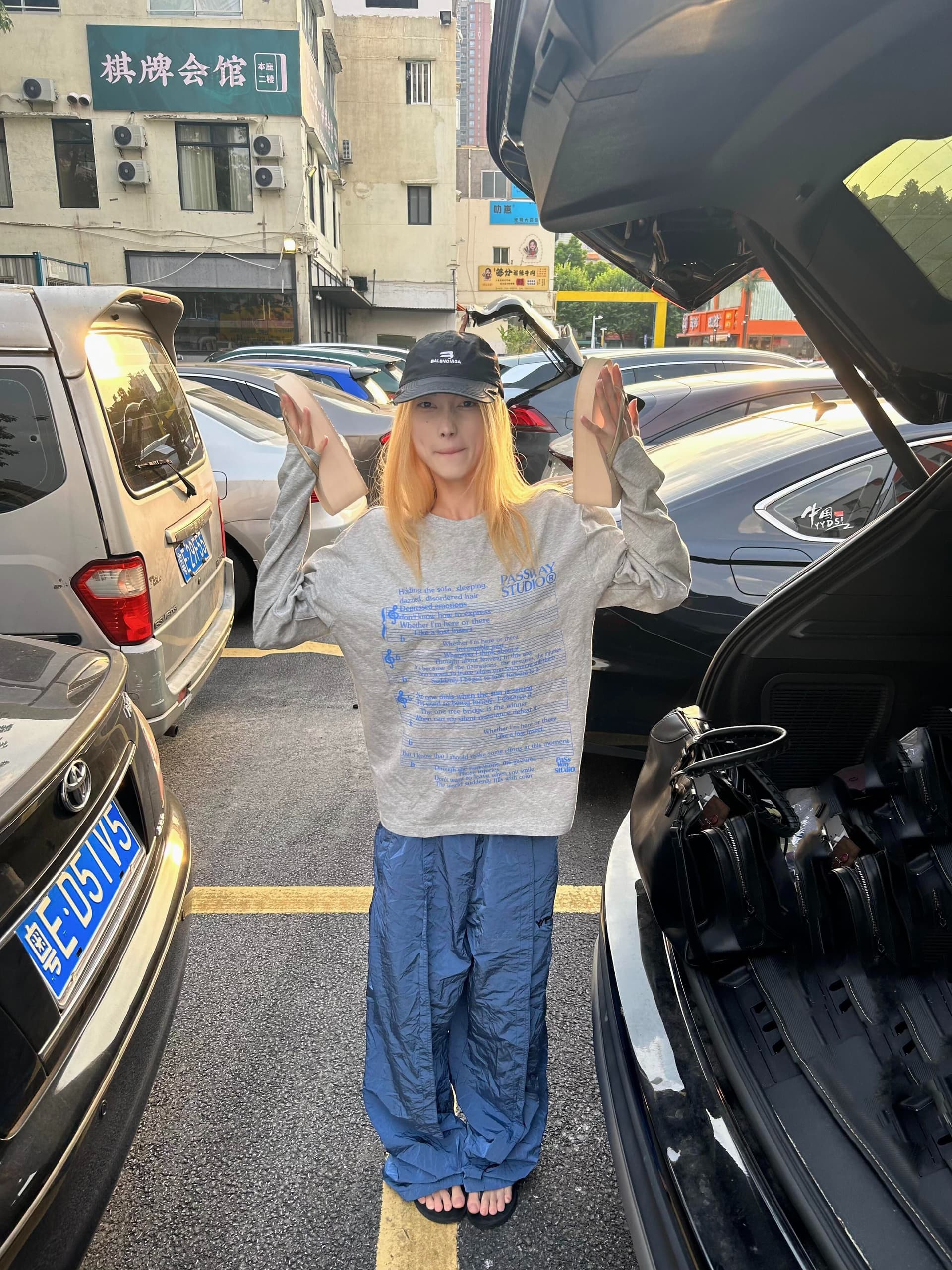 아메리칸 레트로 루즈핏 긴팔 밝은 회색 색상 티셔츠 여성 봄 가을 디자인 센스 작은 대중