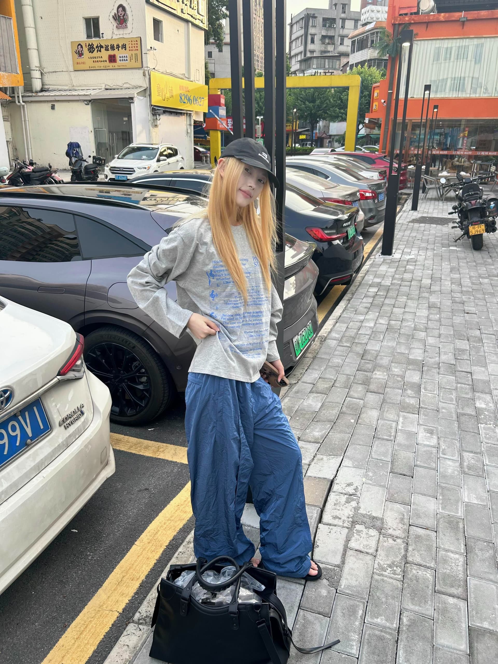 아메리칸 레트로 루즈핏 긴팔 밝은 회색 색상 티셔츠 여성 봄 가을 디자인 센스 작은 대중 이미지 2