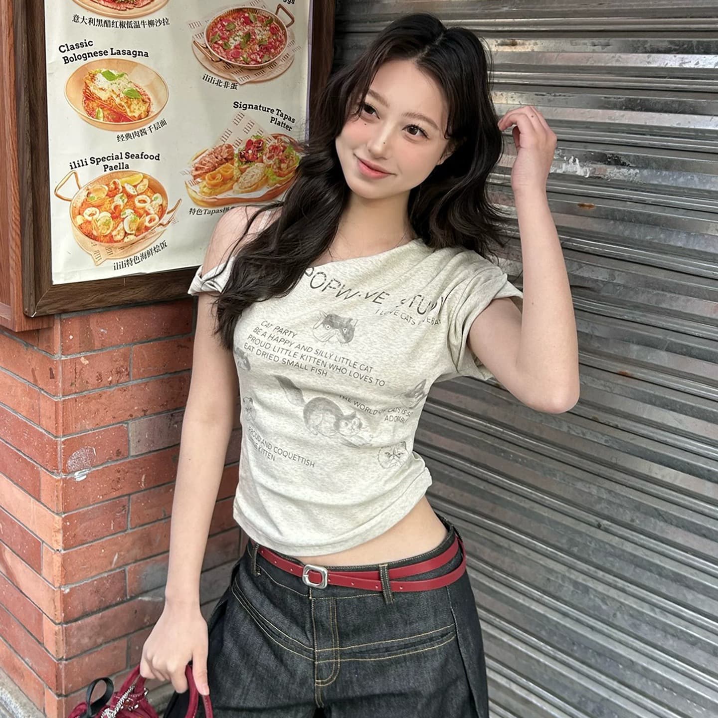 원본 품질 핫걸 비스듬한 어깨 프린트 티셔츠 여성 디자인 센스 불규칙 몸매 가꾸기 맨위