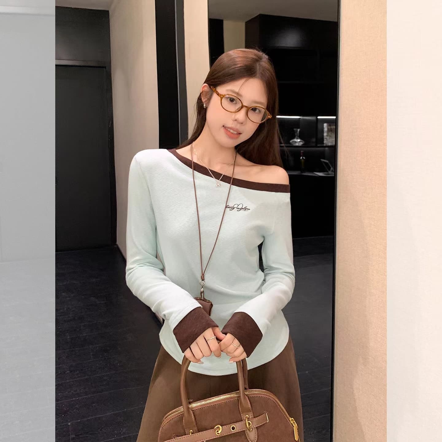 한 부서 핫걸 바람 비스듬한 칼라 오프숄더 긴팔 티셔츠 여성 몸매 가꾸기 슬림해 보이는 캐주얼 다용도 맨위 여성 이미지 2