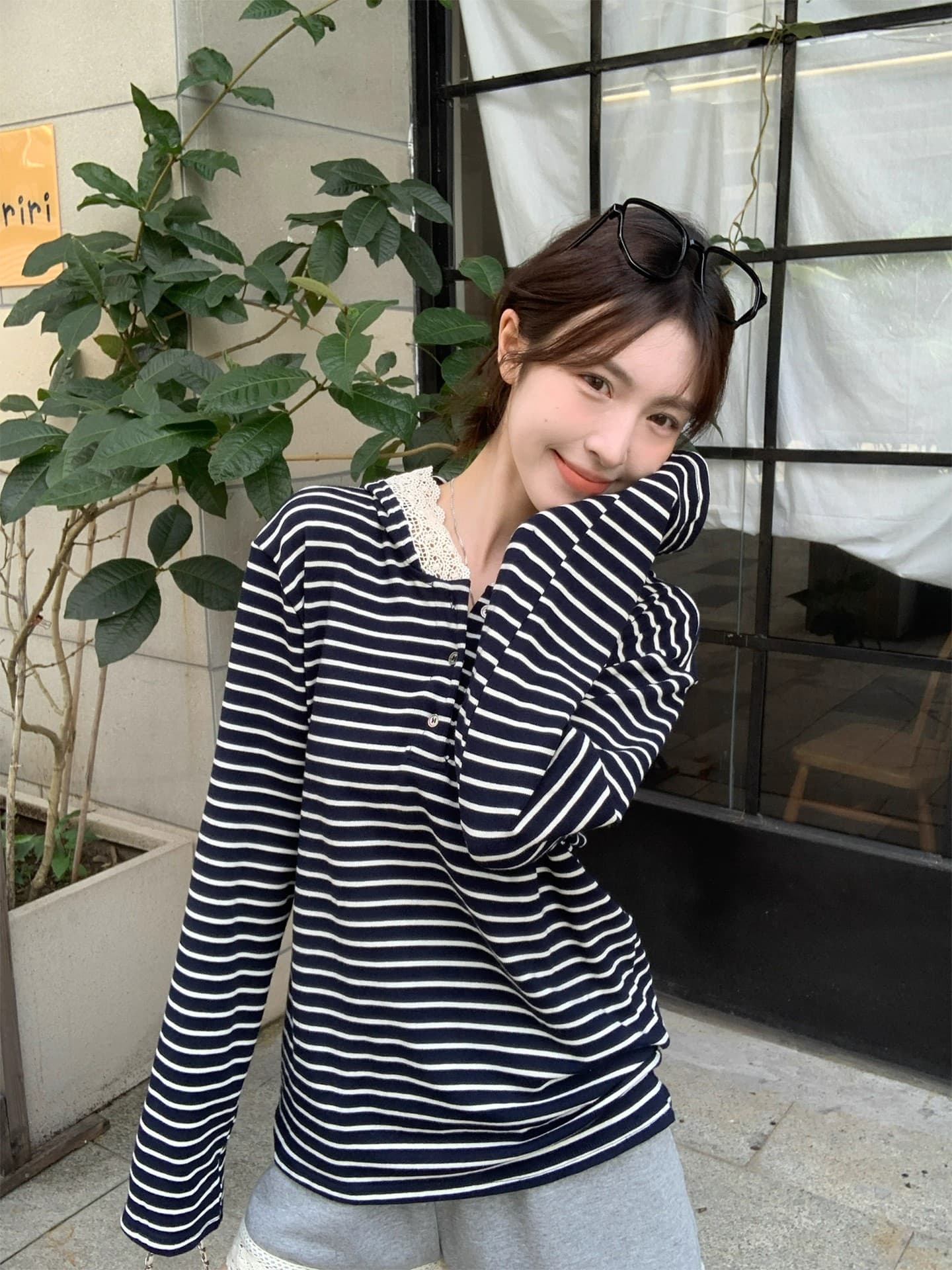 원본 원단 레이스 솜씨 높은 품질 레이스 측면 패치워크 스트라이프 후드 긴팔 티셔츠 여성 가을 맨위 여성 상세 이미지 3