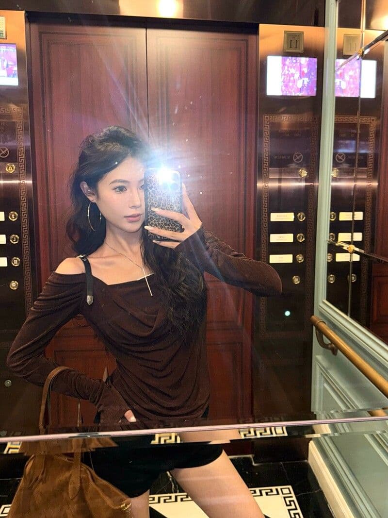 원본 떨리는 소리 천 오프숄더 센스 흔들다 칼라 가죽 어깨끈 긴팔 단색 티셔츠 오프숄더 몸매 가꾸기 슬림해 보이는 여성 셔츠 상세 이미지 24