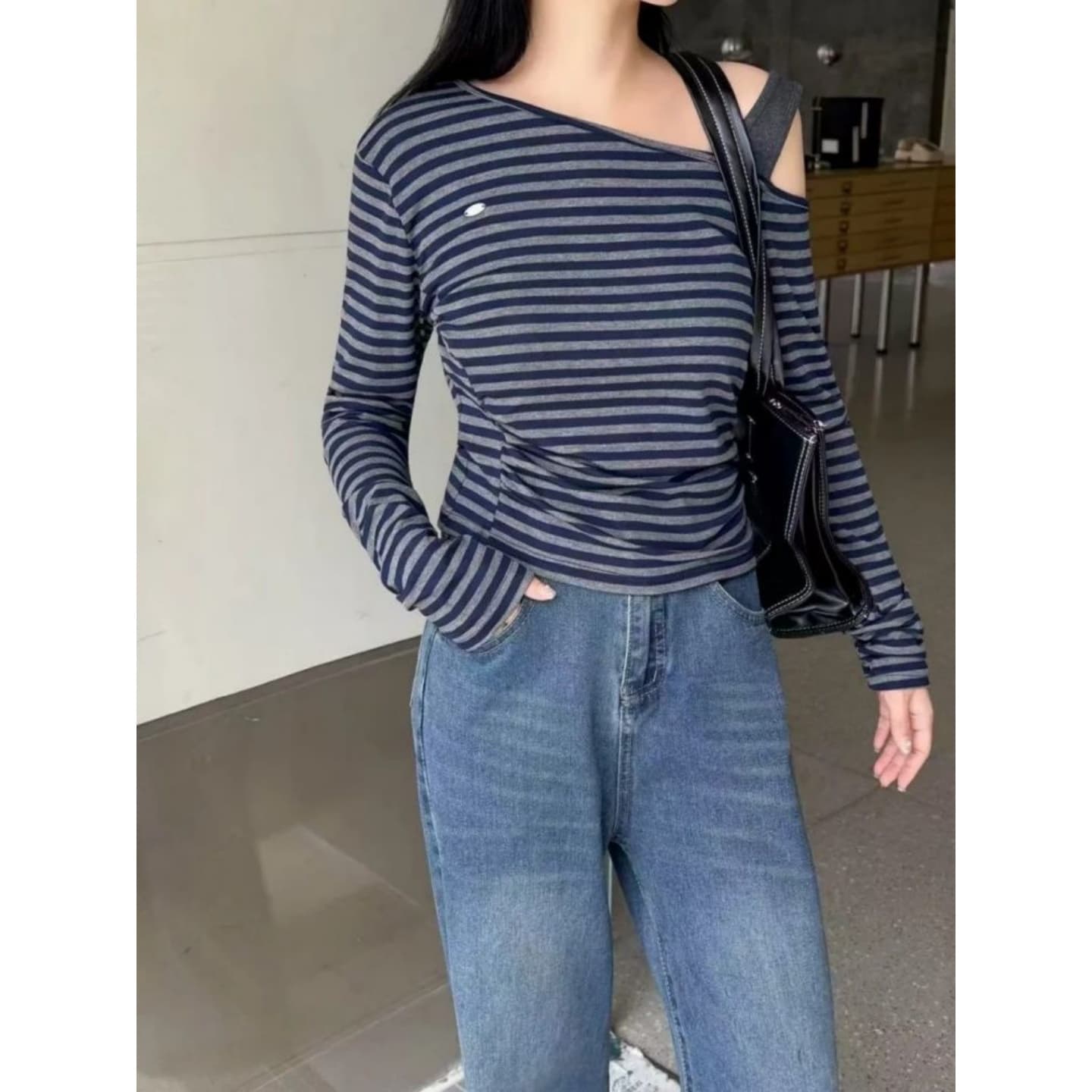 광저우 원본 컬러 짜임 기사 한국 스타일 새로운 가을 자이언트 잘 생긴 디자인 센스 비스듬한 어깨 스트라이프 맨위 여성 상세 이미지 4