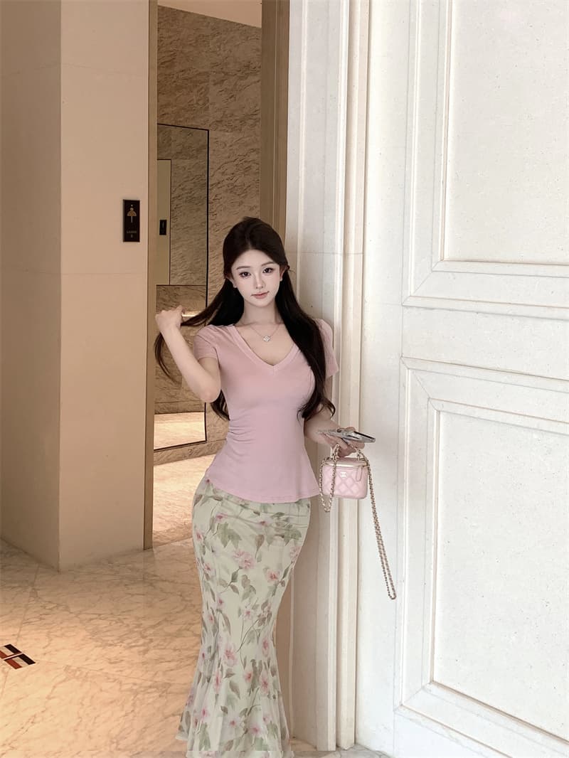 실사 핑크색 V넥 몸매 가꾸기 티셔츠 꽃무늬 프린트 슬림해 보이는 인어 꼬리 스커트