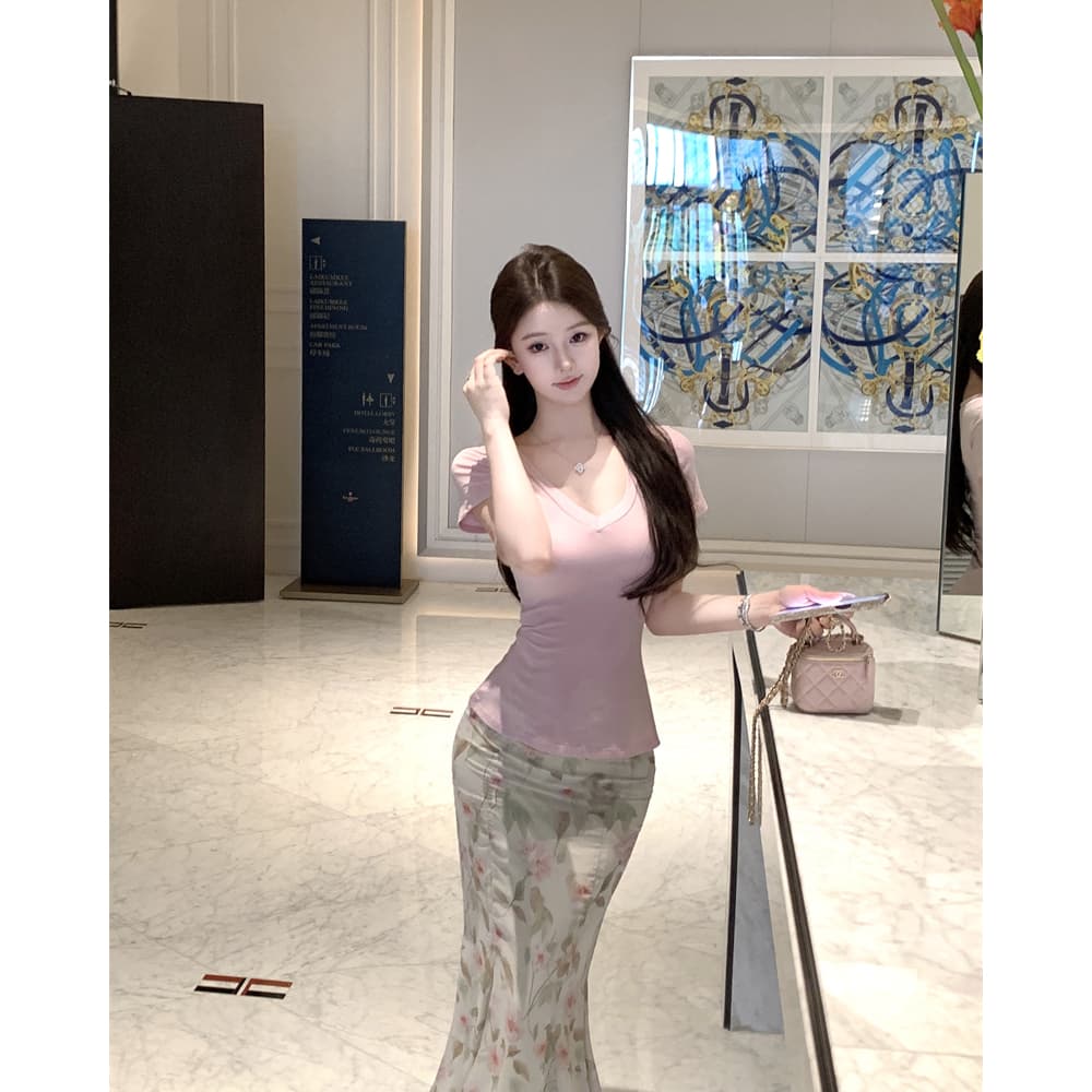 실사 핑크색 V넥 몸매 가꾸기 티셔츠 꽃무늬 프린트 슬림해 보이는 인어 꼬리 스커트 이미지 5