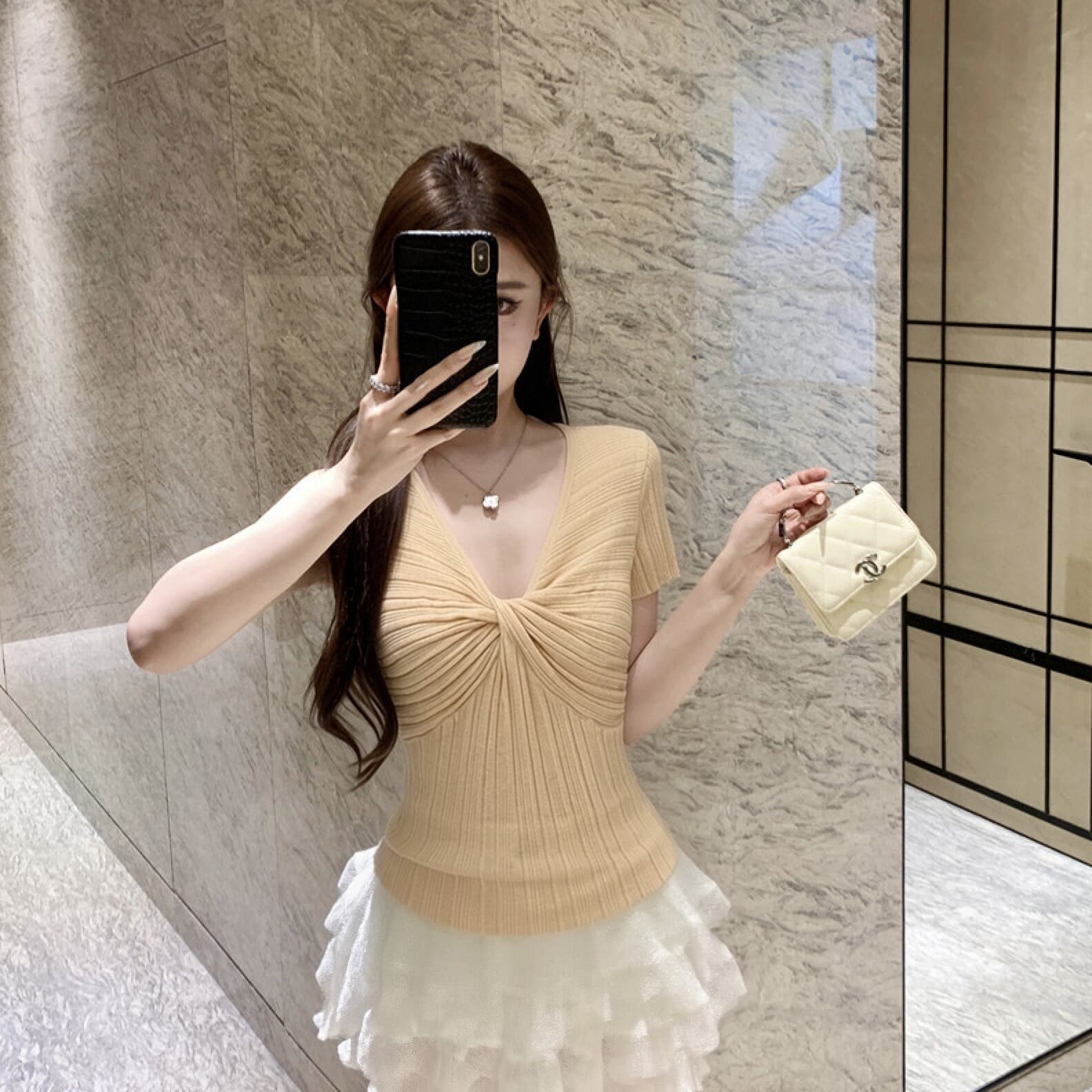 실사 부드러운 바람 작은 대중 비틀림 V넥 얇은 스타일 니트 반팔 여성 의류 품격 다용도 슬림해 보이는 단색 작은 맨위 이미지 5