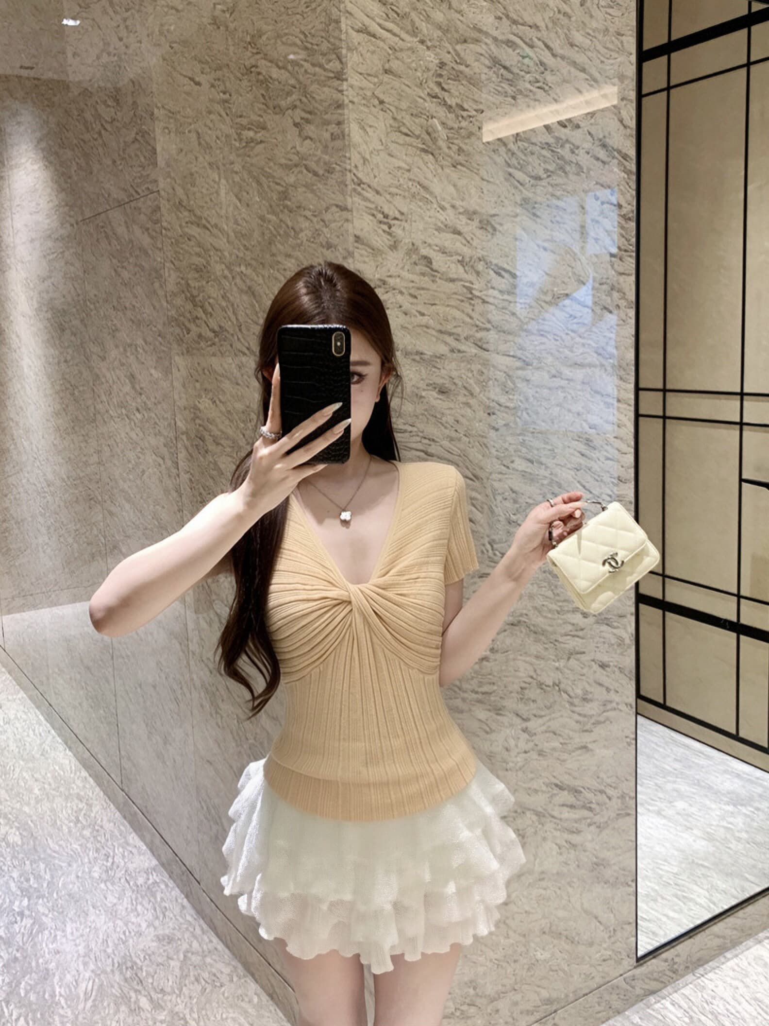 실사 부드러운 바람 작은 대중 비틀림 V넥 얇은 스타일 니트 반팔 여성 의류 품격 다용도 슬림해 보이는 단색 작은 맨위 상세 이미지 3