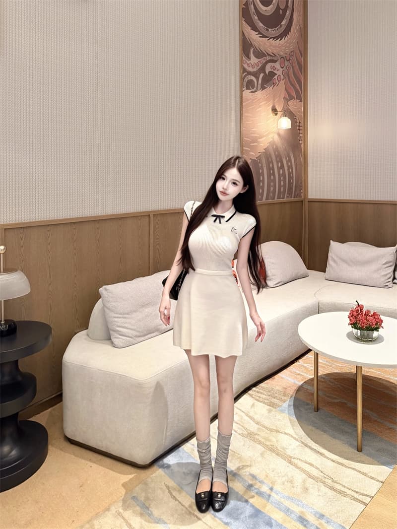 우유 화이트 배색 POLO 칼라 허리 수축 슬림해 보이는 드레스 상세 이미지 4