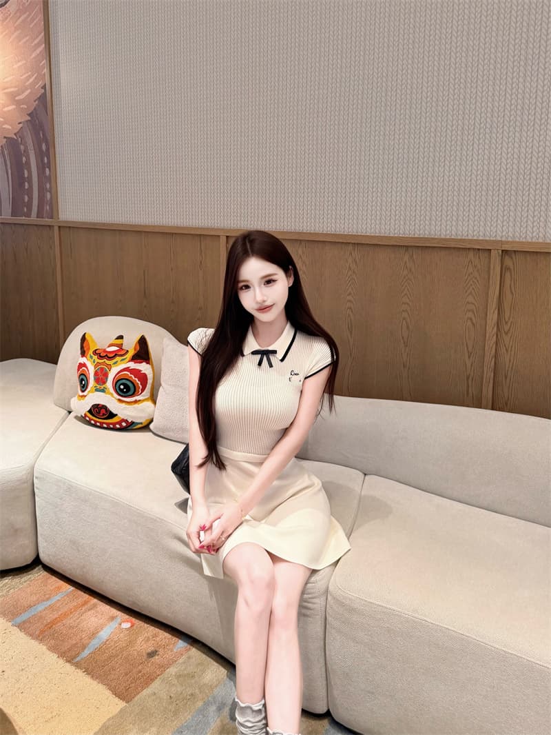 우유 화이트 배색 POLO 칼라 허리 수축 슬림해 보이는 드레스 상세 이미지 8