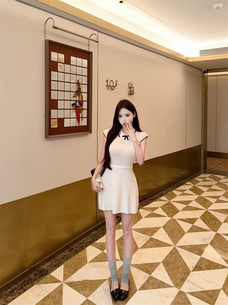 우유 화이트 배색 POLO 칼라 허리 수축 슬림해 보이는 드레스 상세 이미지 11