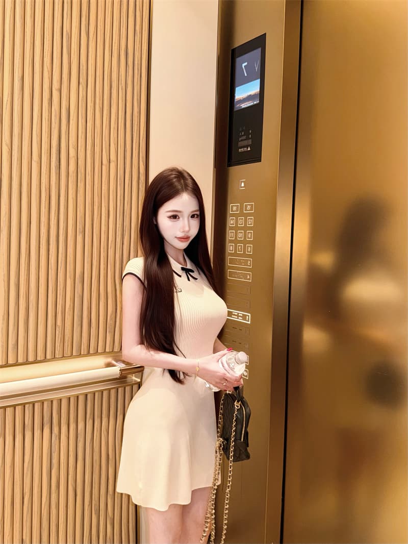 우유 화이트 배색 POLO 칼라 허리 수축 슬림해 보이는 드레스 이미지 4