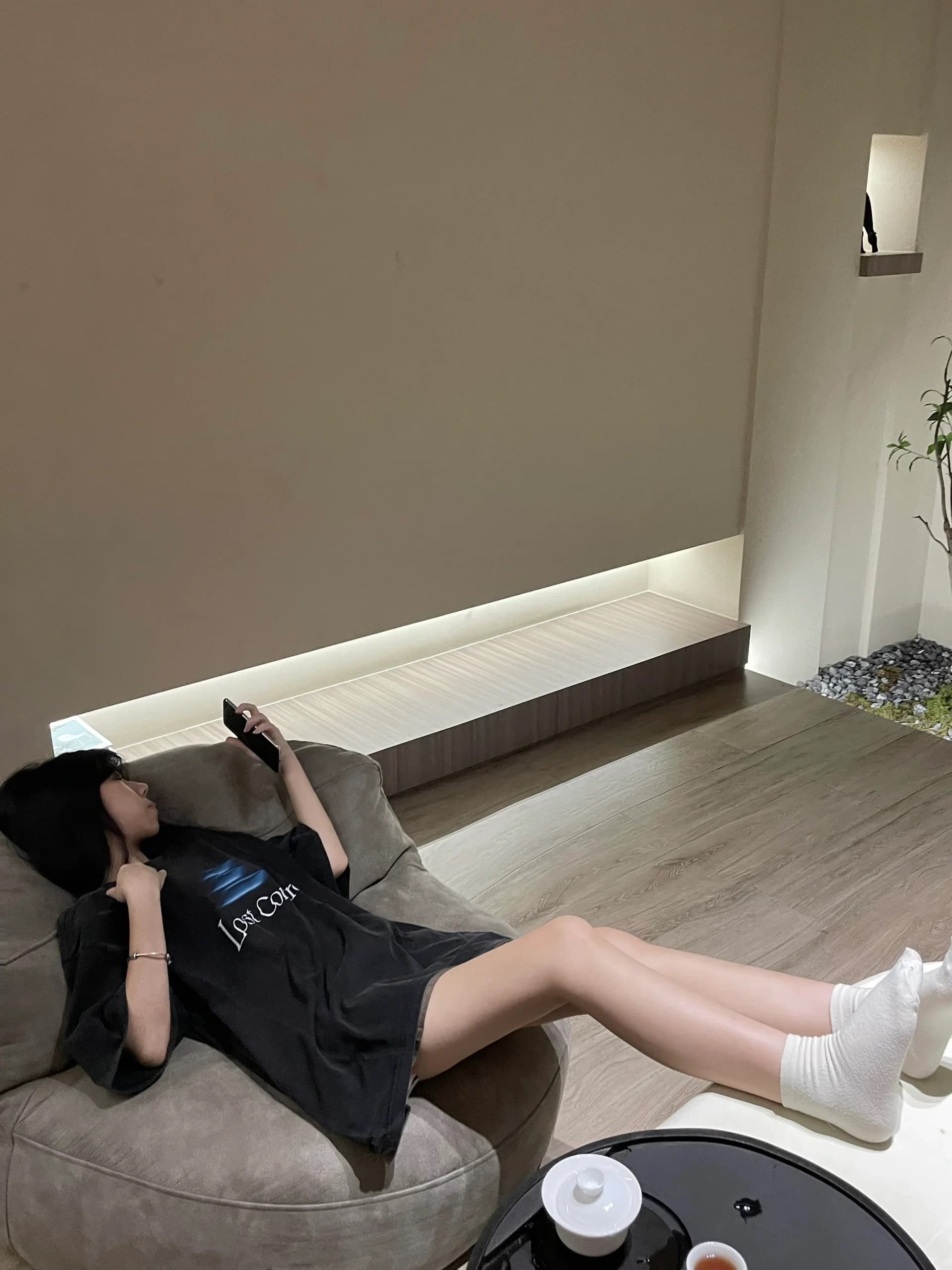 워싱 블랙 230 크 빗질하다 닫기 이후 패키지 칼라 루즈핏 프린트 반팔 티셔츠 상세 이미지 4