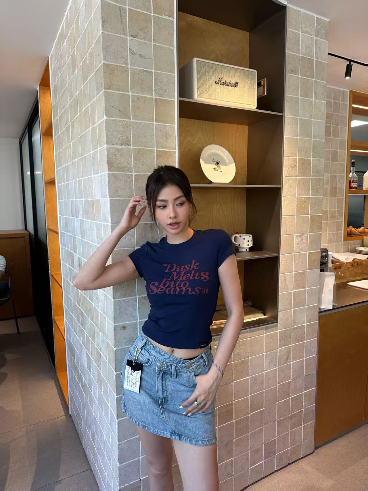 아메리칸 레트로 긍정적 인 어깨 라운드 넥 프린트 반팔 티셔츠 이미지 3