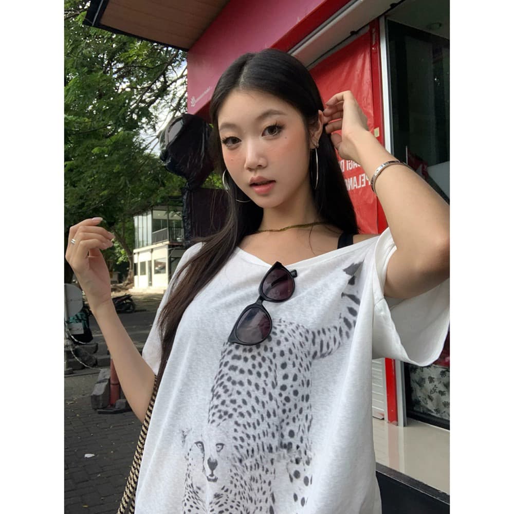 얇은 스타일 아메리칸 레트로 표범 곡물 프린트 비스듬한 오프숄더 반팔 티셔츠 상세 이미지 2