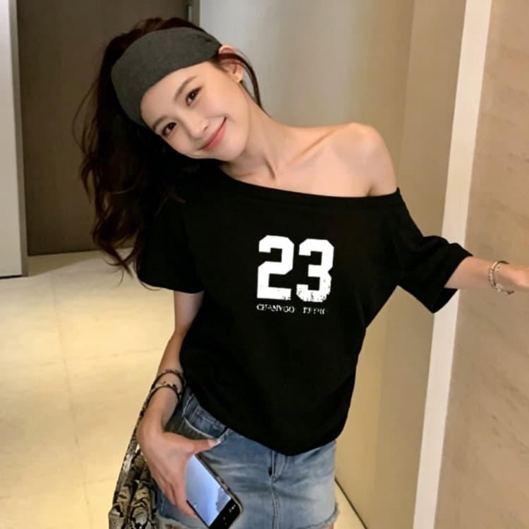 검정색 비스듬한 어깨 오프숄더 반팔 티셔츠 여성 여름 새로운 작은 대중 숫자 디자인 캐주얼 맨위 이미지 2