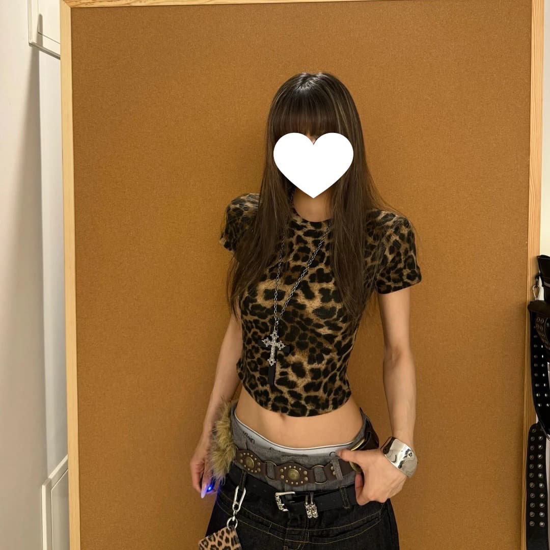 아메리칸 핫걸 섹시함 레오파드 무늬 반팔 몸매 가꾸기 티셔츠 여성 디자인 센스 패션 슬림해 보이는 맨위 이미지 2
