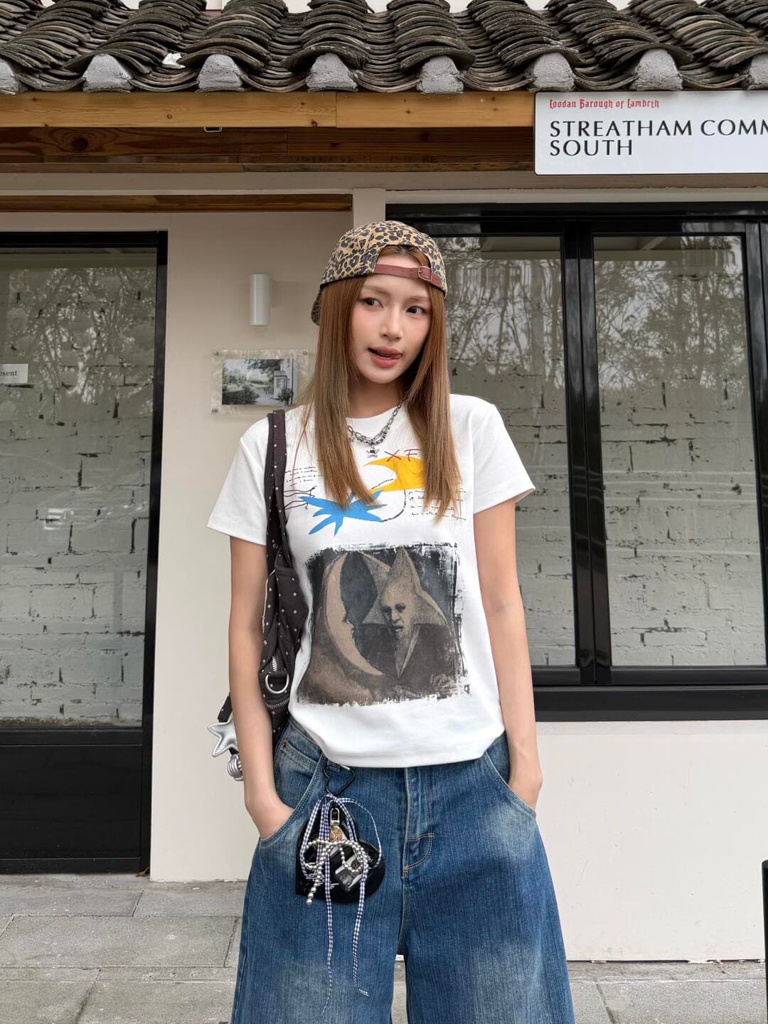 아메리칸 레트로 긍정적 인 어깨 라운드 넥 프린트 반팔 티셔츠 이미지 3