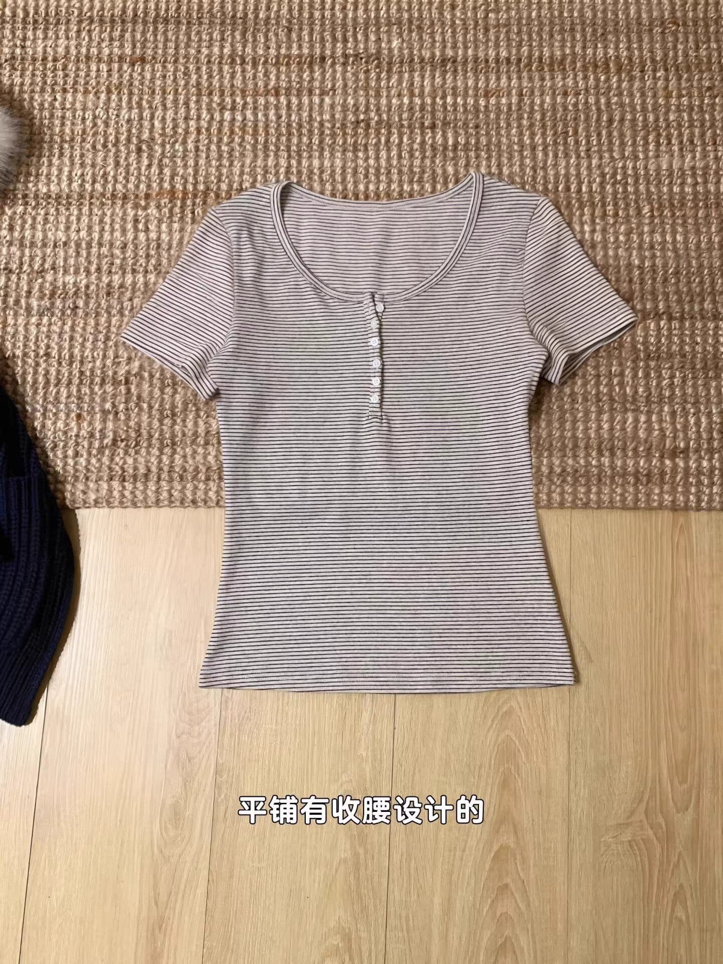 한 부서 레트로 스트라이프 단추 u 칼라 반팔 티셔츠 여성 여름 몸매 가꾸기 인사이드 가져 가라. 기본 셔츠 긍정적 인 어깨 슬림해 보이는 맨위 상세 이미지 4