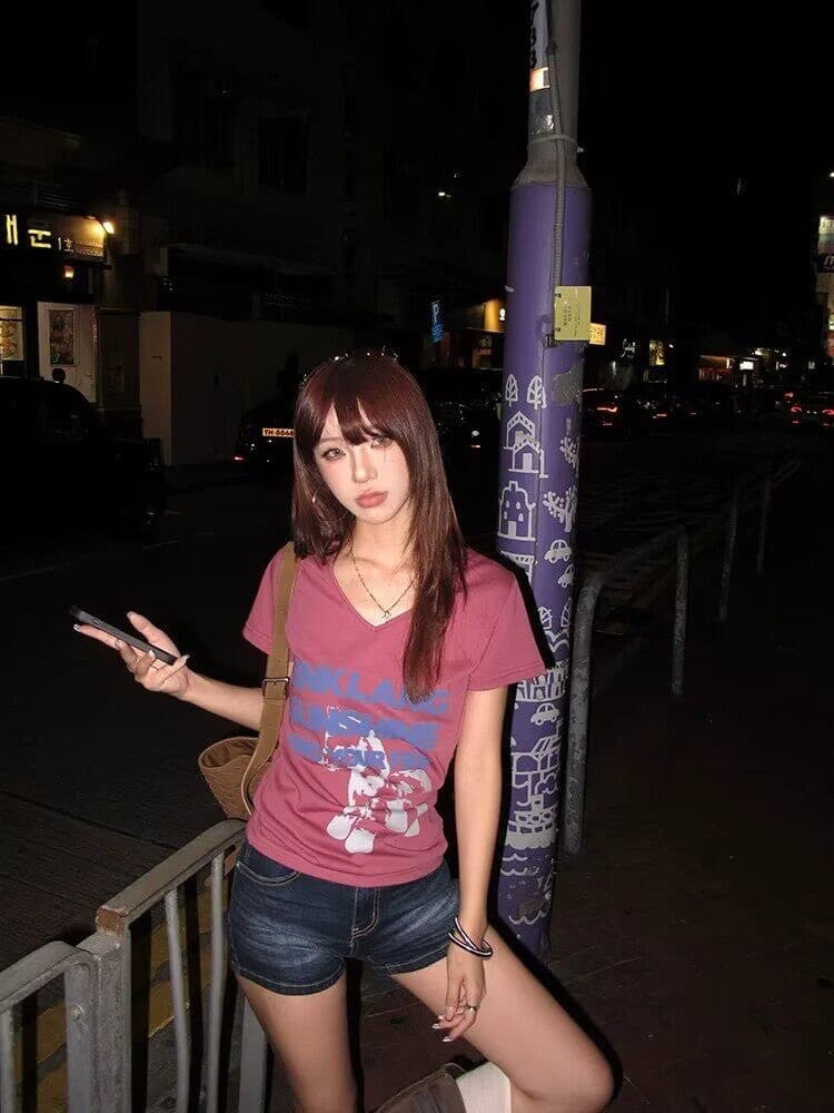 핫걸 로즈 레드 알파벳 프린트 V넥 긍정적 인 어깨 반팔 티셔츠 상세 이미지 2