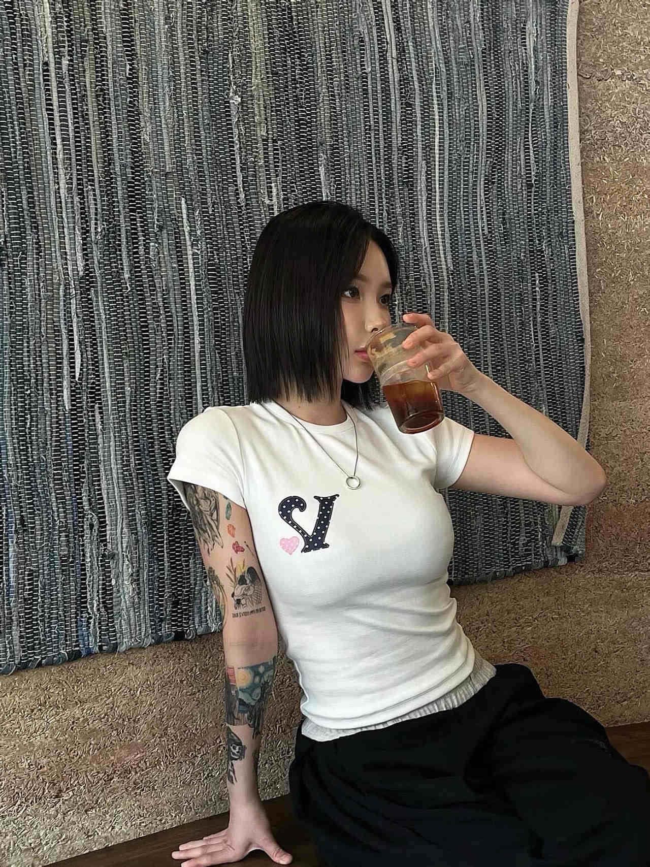 아메리칸 레트로 긍정적 인 어깨 라운드 넥 프린트 반팔 티셔츠 상세 이미지 3