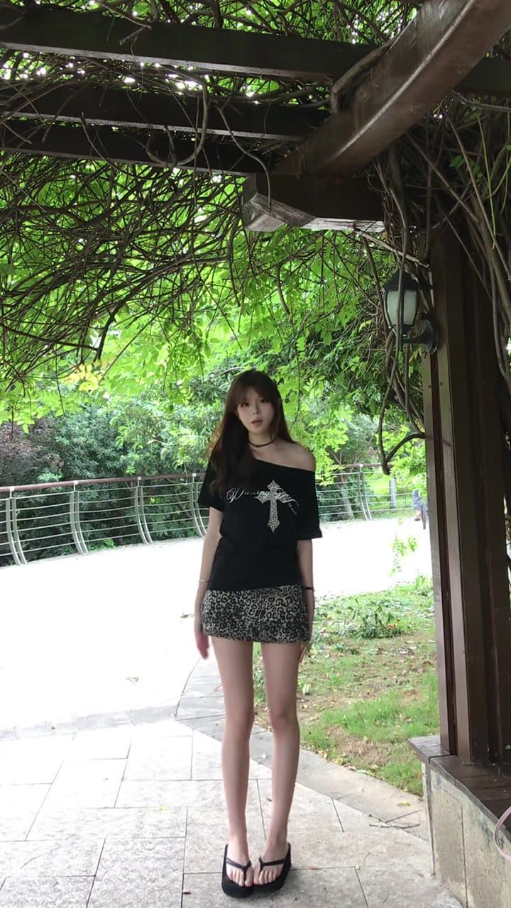 아메리칸 레트로 비스듬한 어깨 프린트 반팔 티셔츠