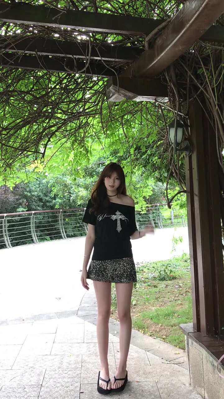 아메리칸 레트로 비스듬한 어깨 프린트 반팔 티셔츠 상세 이미지 3