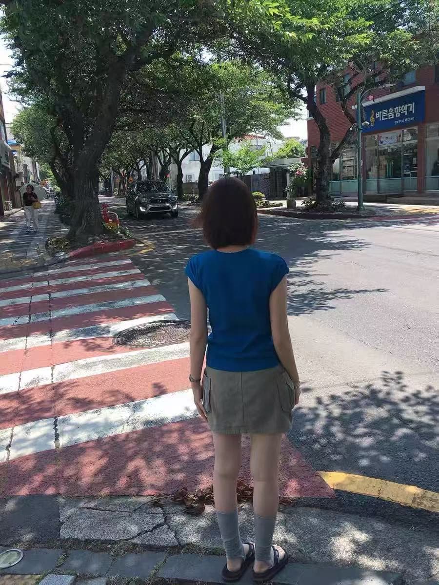 아메리칸 레트로 긍정적 인 어깨 프린트 반팔 티셔츠 여성 2026 여름 거리 다용도 몸매 가꾸기 핫걸 맨위 이미지 2