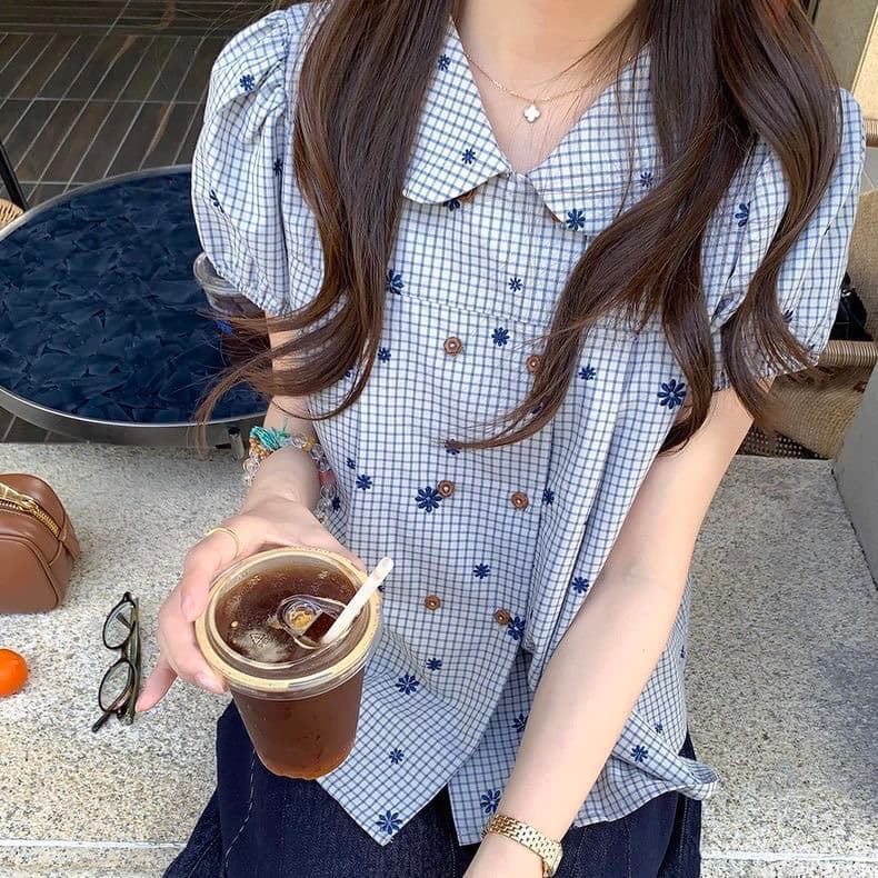 파란색 체크무늬 베이비 칼라 셔츠 초여름 2026 새로운 자수 이중 버튼 인형 셔츠 작은 키 상세 이미지 2
