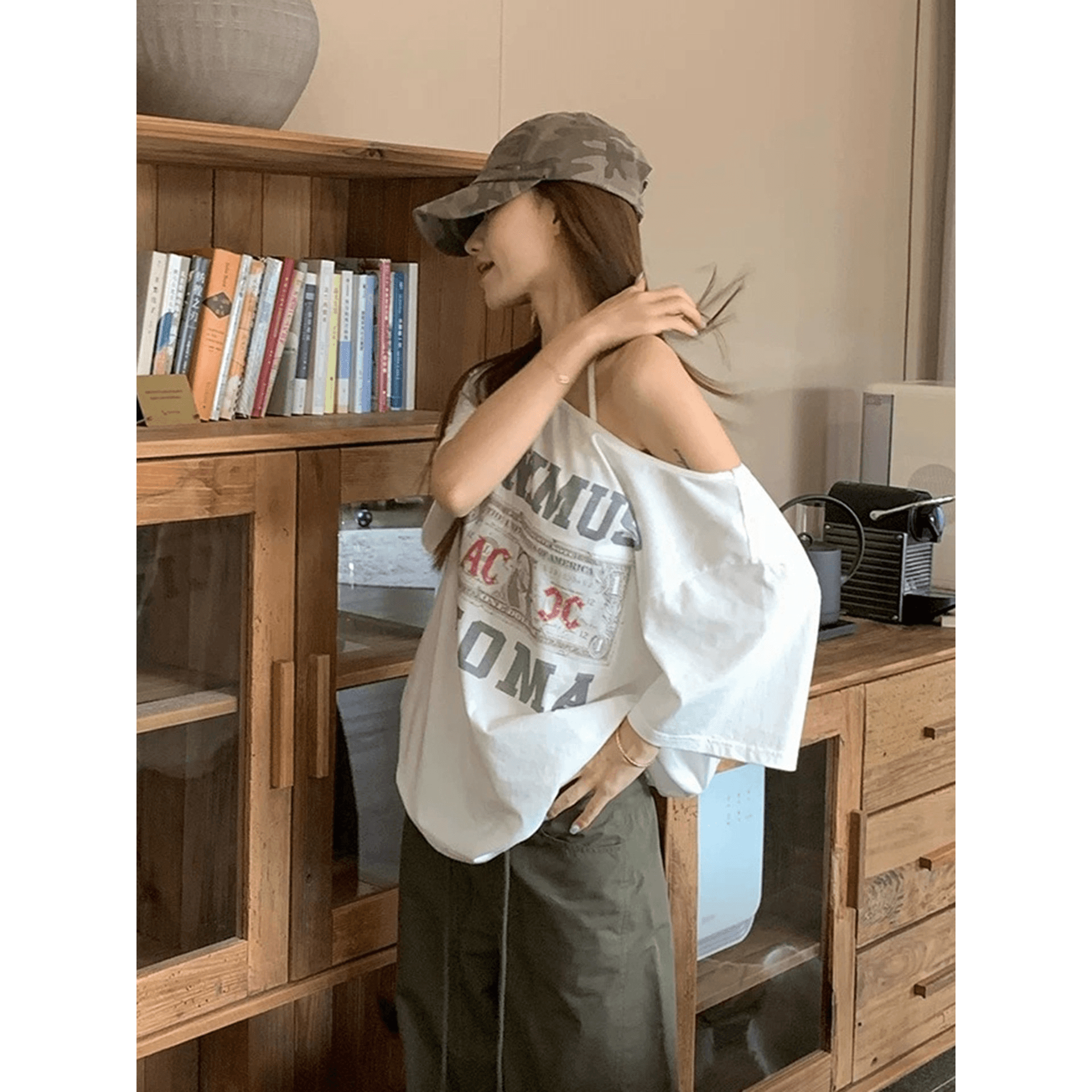 한 부서 순면 비스듬한 어깨 프린트 반팔 티셔츠 이미지 5