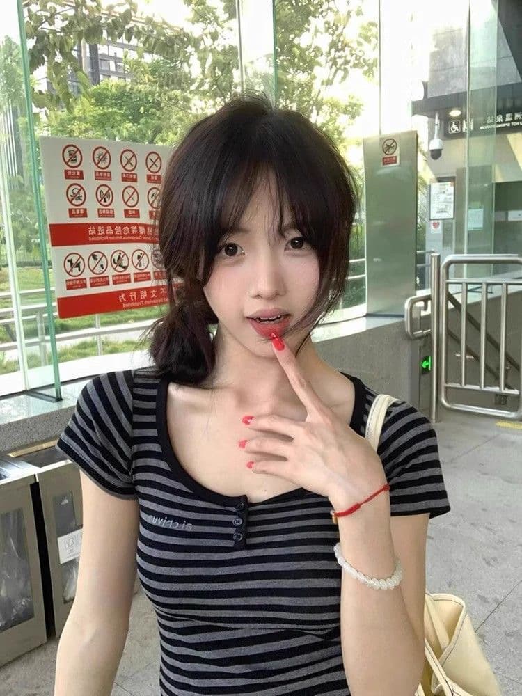 광저우 스트라이프 원단 스트라이프 u 칼라 긍정적 인 어깨 반팔 티셔츠 여성 몸매 가꾸기 쇼트 스타일 맨위 이미지 2