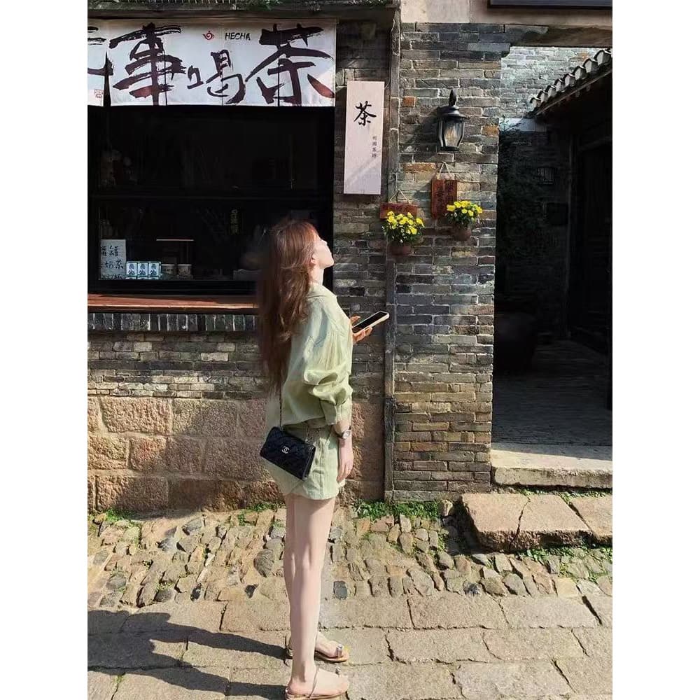 녹색 폴로 칼라 긴팔 셔츠 반바지 세트 여성 여름 새로운 루즈핏 오래된 돈 바람 품격 자외선 차단 셔츠 투피스 세트 이미지 3
