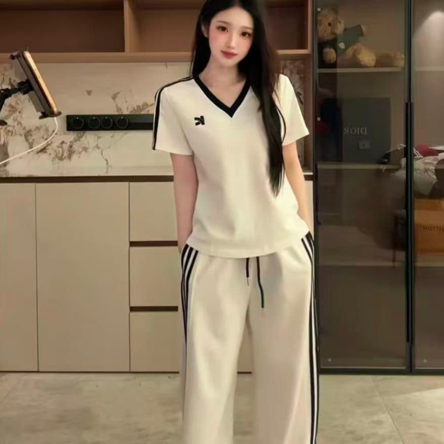 캐주얼 2026 여름 새로운 V넥 세트 클래식 섹션 외국 가스 패션 반팔 티셔츠 루즈핏 와이드 레그 팬츠 투피스 세트 이미지 2