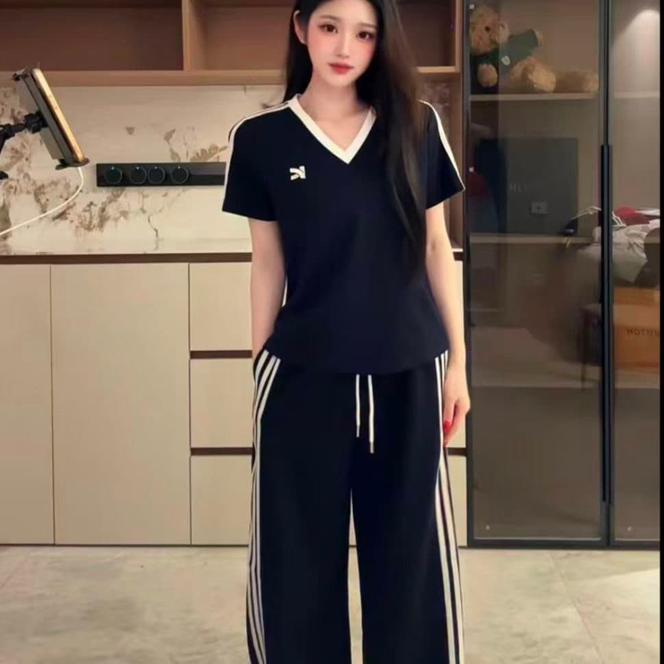 캐주얼 2026 여름 새로운 V넥 세트 클래식 섹션 외국 가스 패션 반팔 티셔츠 루즈핏 와이드 레그 팬츠 투피스 세트 이미지 3