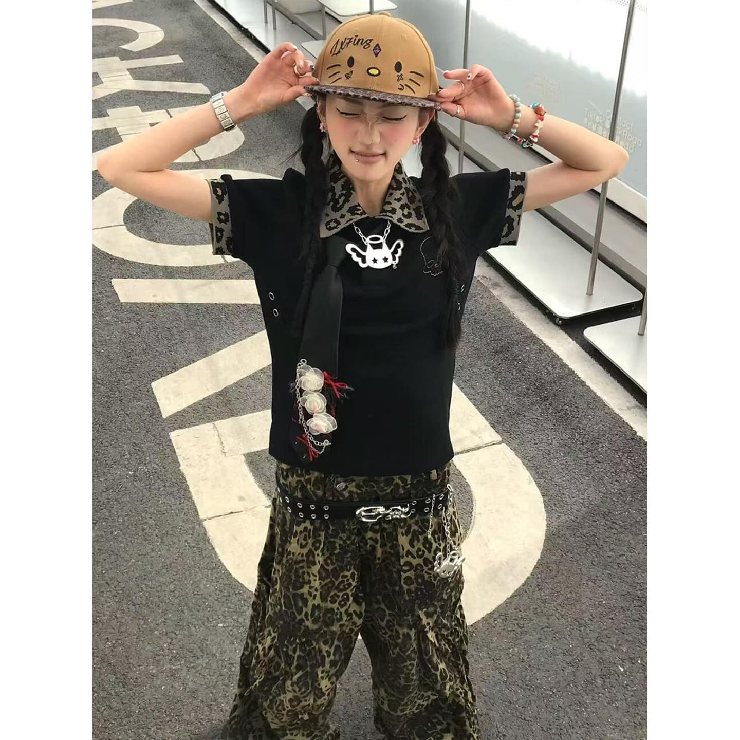 핫걸 POLO 칼라 긍정적 인 어깨 반팔 여성 여름 착용 가져 가라. 레오파드 무늬 폴로 칼라 디자인 센스 티셔츠 몸매 가꾸기 슬림해 보이는 맨위 트렌디 이미지 3