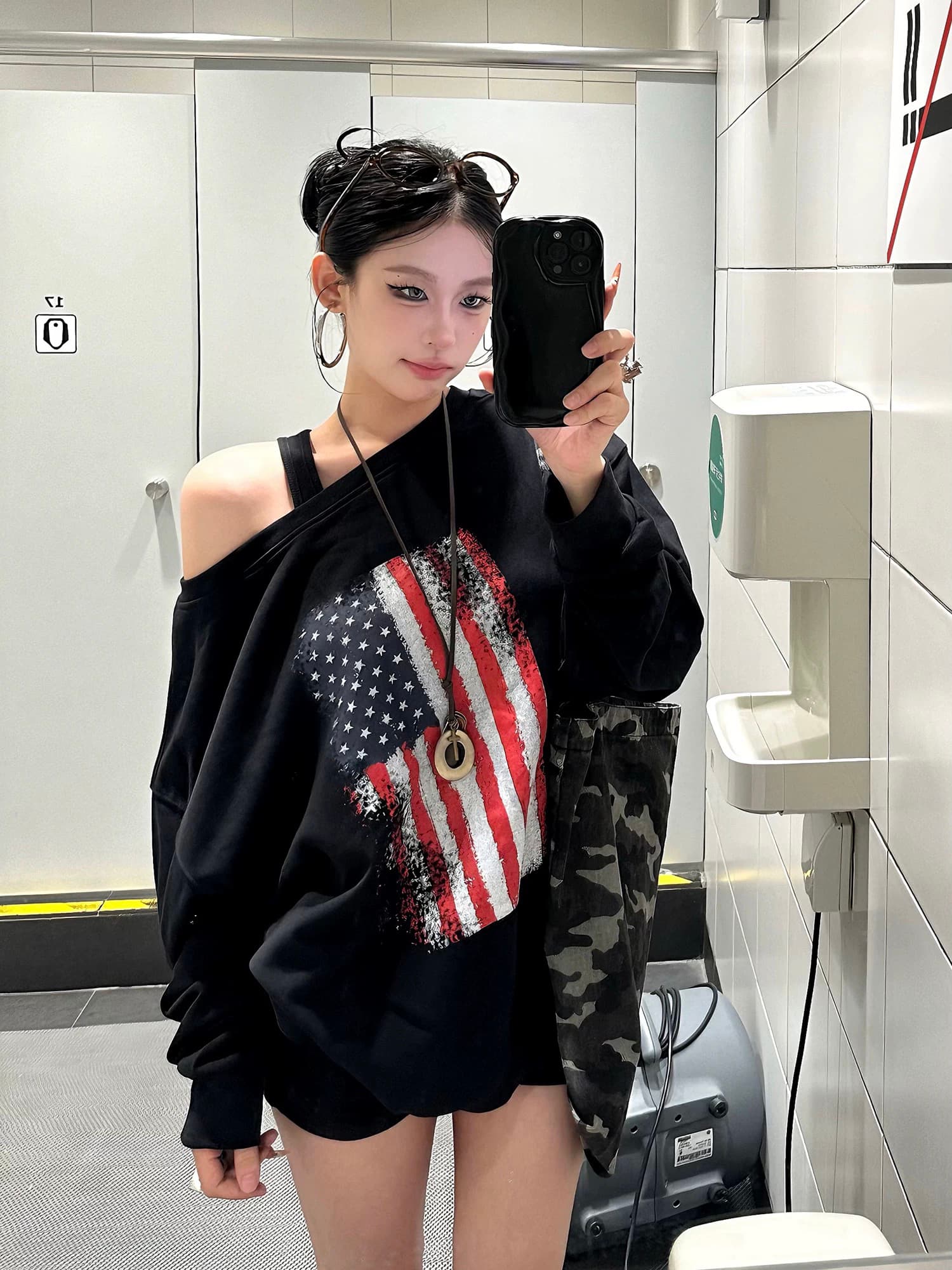 아메리칸 레트로 배너 프린트 비스듬한 어깨 긴팔 후드티 이른 가을 루즈핏 핫걸 슬림해 보이는 캐주얼 맨위 여성 상세 이미지 1