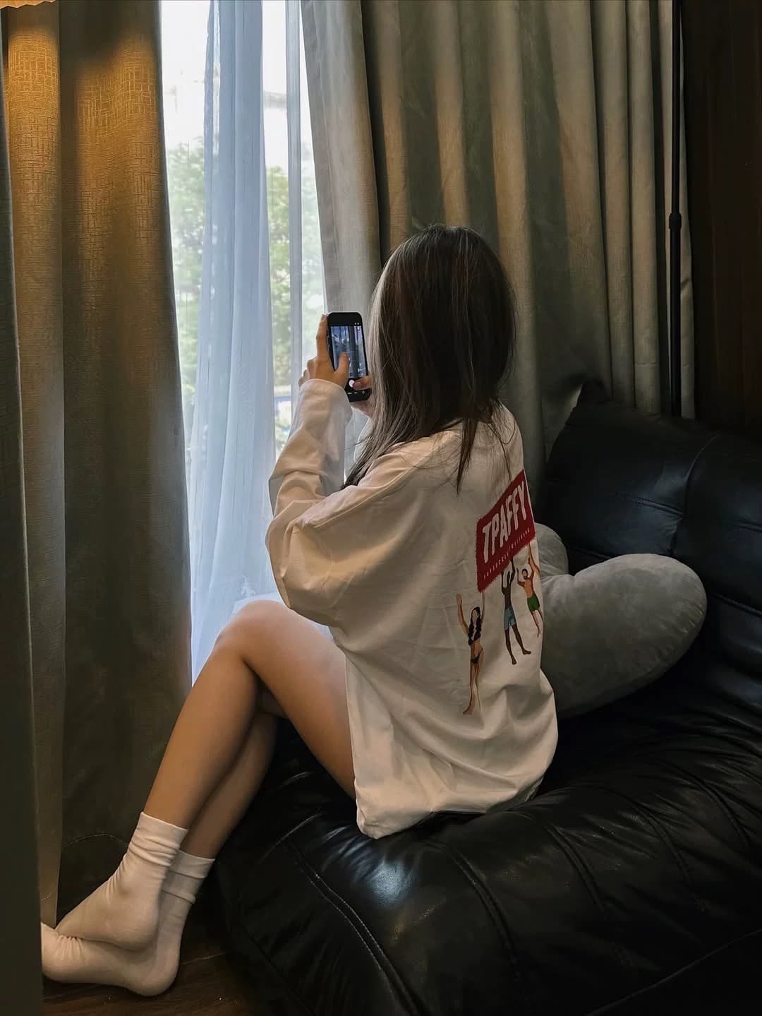 한국 작은 대중 ins 이른 가을 새로운 만화 애니메이션 프린트 루즈핏 캐주얼 다용도 순면 긴팔 티셔츠 여성 이미지 2