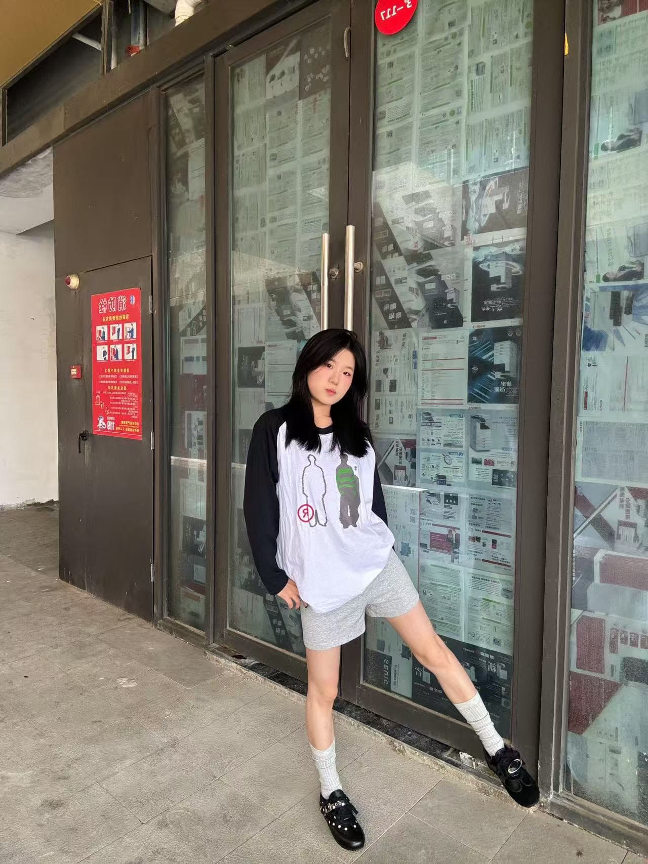 높은 품질 순면 200그램 21 빗질하다 정밀 프린트 가을 패치워크 색상 긴팔 티셔츠 여성 이미지 2