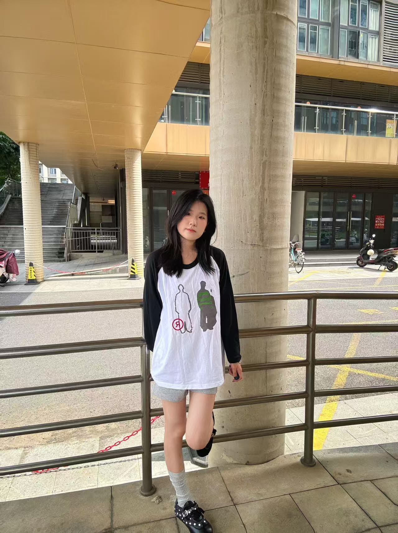 높은 품질 순면 200그램 21 빗질하다 정밀 프린트 가을 패치워크 색상 긴팔 티셔츠 여성 이미지 4
