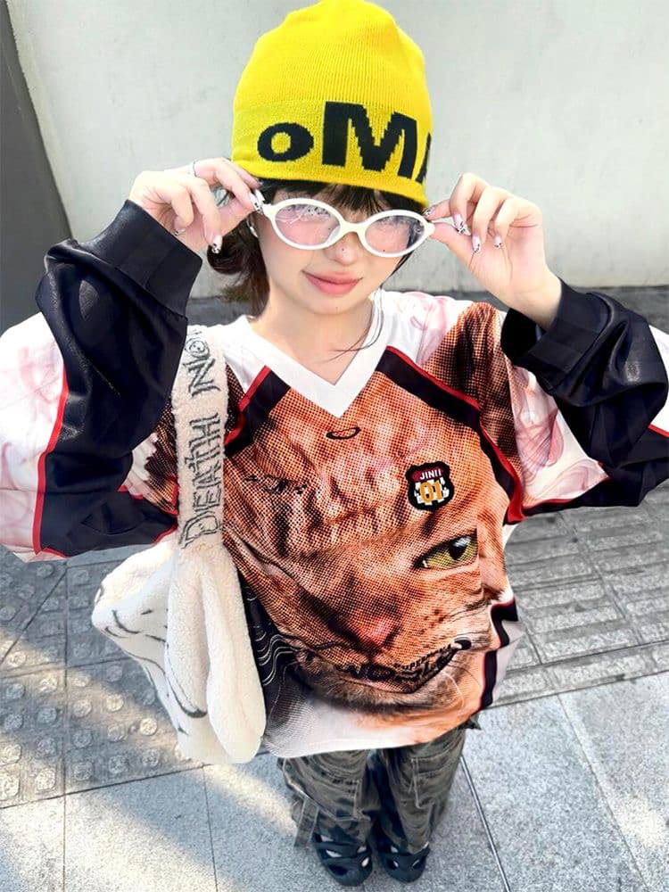 아메리칸 거리 긴팔 티셔츠 여성 이른 가을 새로운 큰 얼굴 고양이 새틴 V넥 저지 루즈핏 chic 맨위 디자인 센스 상세 이미지 2