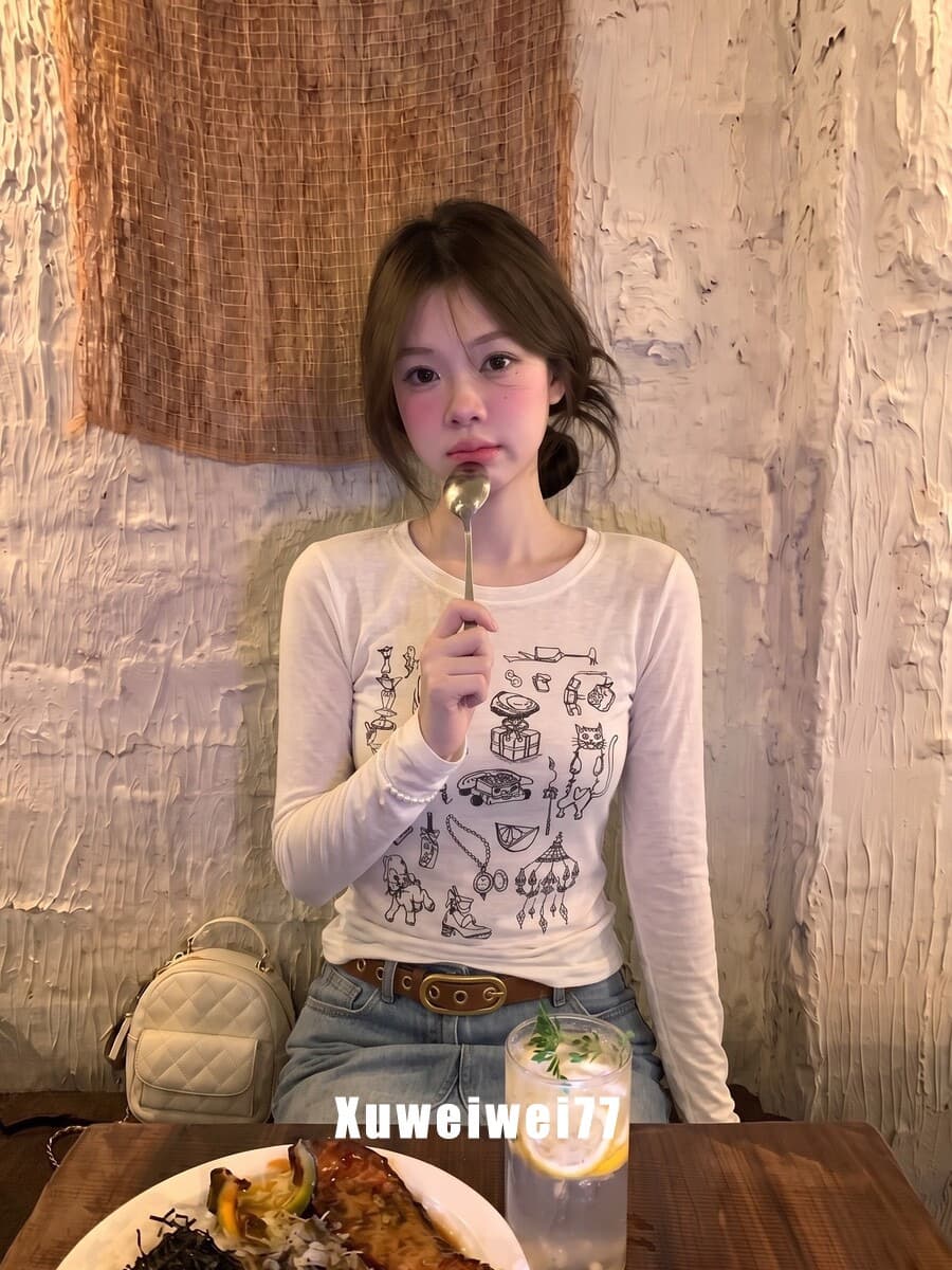 눈꽃 면 한 부서 레트로 수채화 낙서 프린트 긴팔 티셔츠 여성 얇은 스타일 몸매 가꾸기 슬림해 보이는 다용도 라운드 넥 맨위 상세 이미지 1