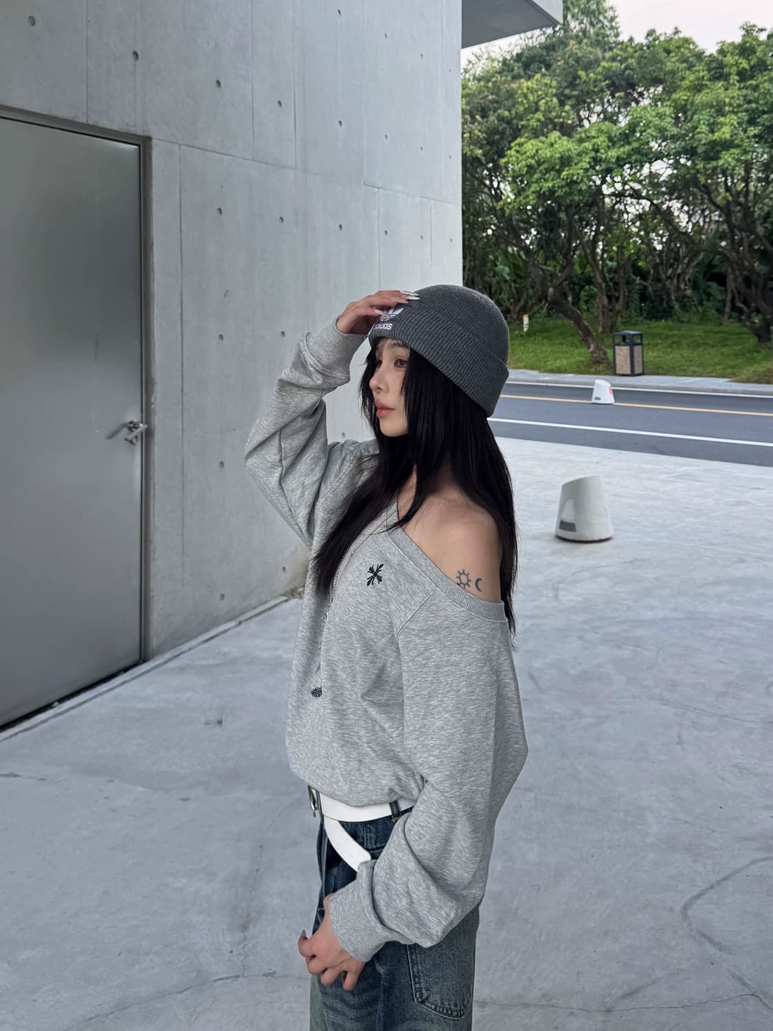 오리지널 아메리칸 핫걸 비스듬한 어깨 긴팔 후드티 여성 가을 슬림해 보이는 루즈핏 디자인 센스 다용도 맨위 이미지 4