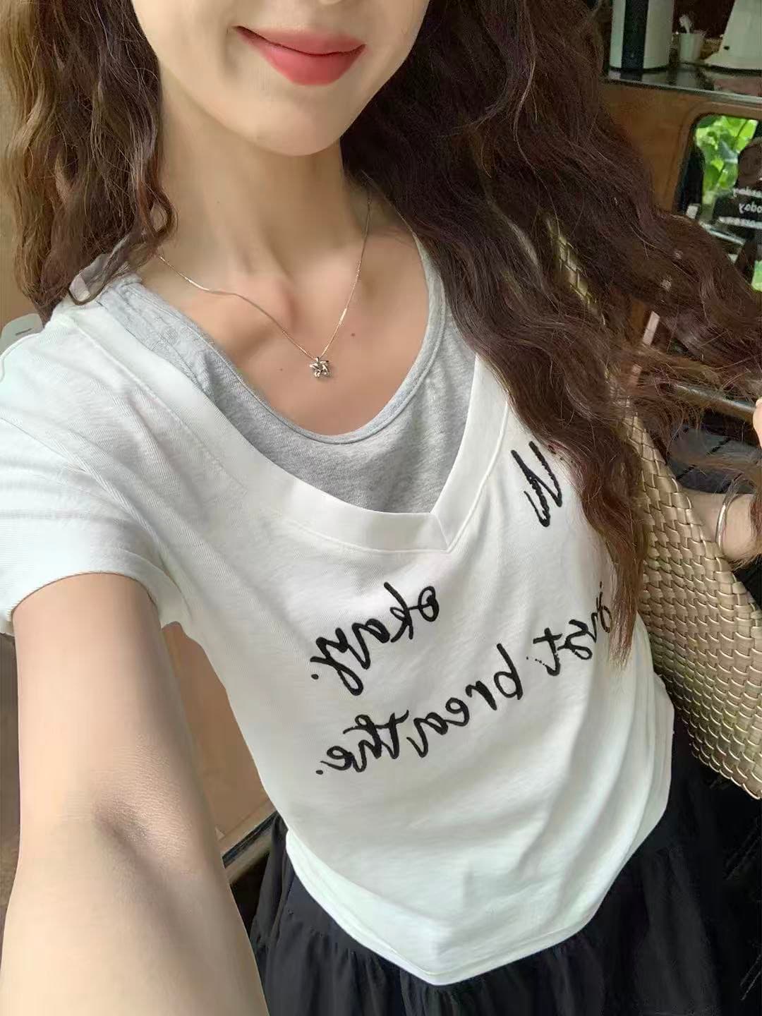 알파벳 프린트 반팔 티셔츠 여성 여름 새로운 작은 셔츠 V넥 페이크 레이어드 패치워크 맨위 상세 이미지 1