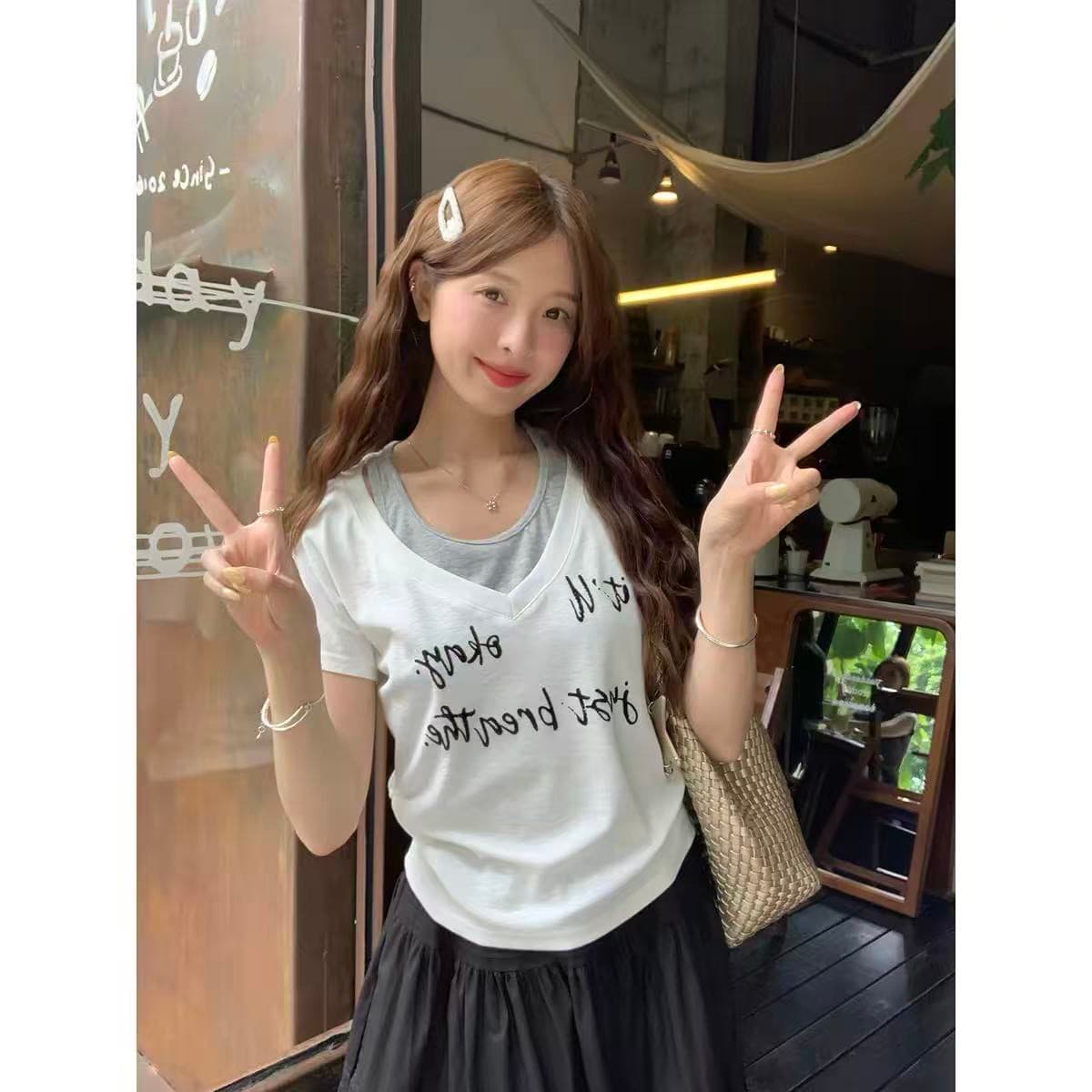 알파벳 프린트 반팔 티셔츠 여성 여름 새로운 작은 셔츠 V넥 페이크 레이어드 패치워크 맨위 상세 이미지 4