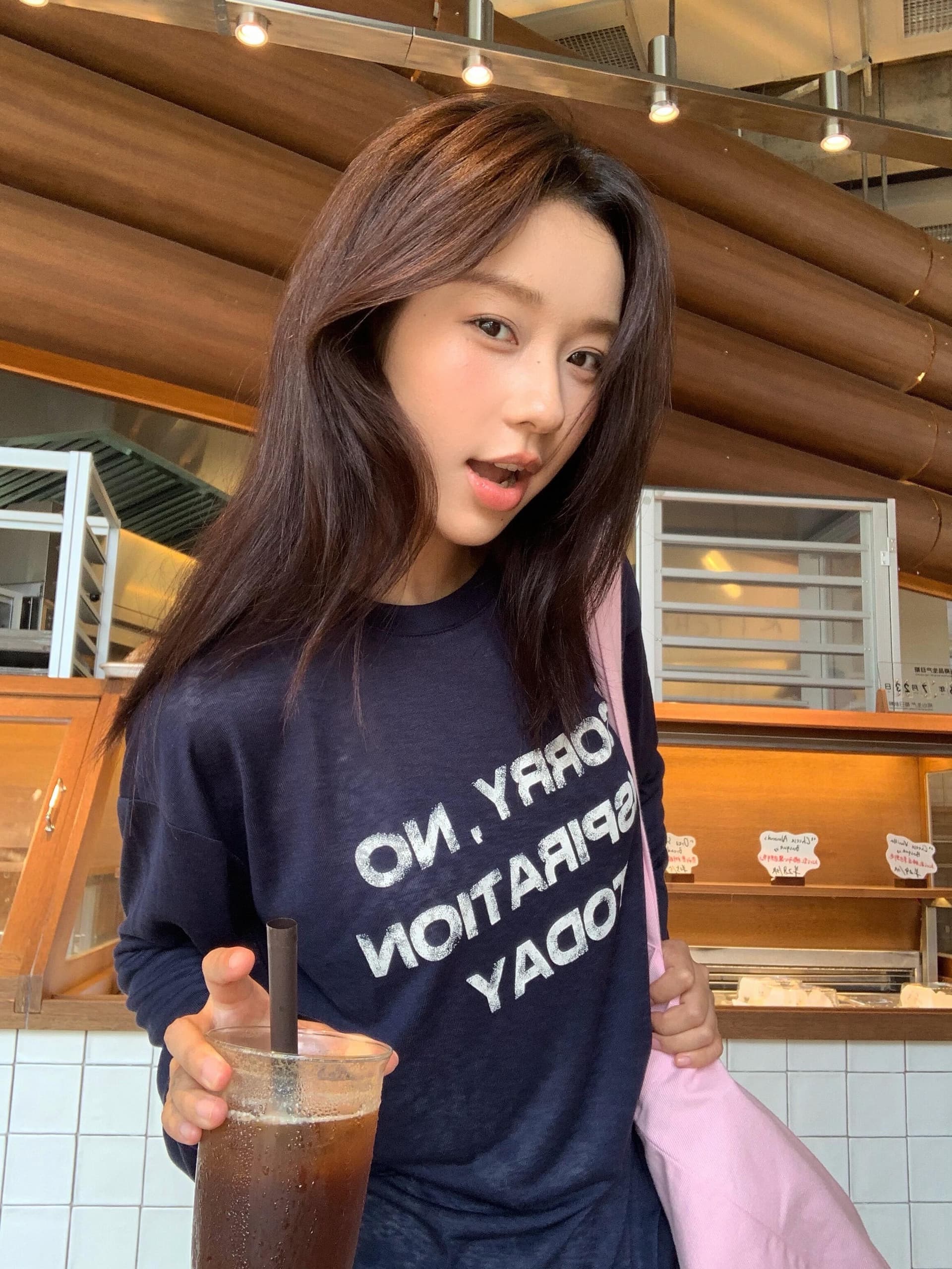 높은 품질 순면 200그램 21 빗질하다 정밀 프린트 가을 루즈핏 긴팔 티셔츠 여성 상세 이미지 4