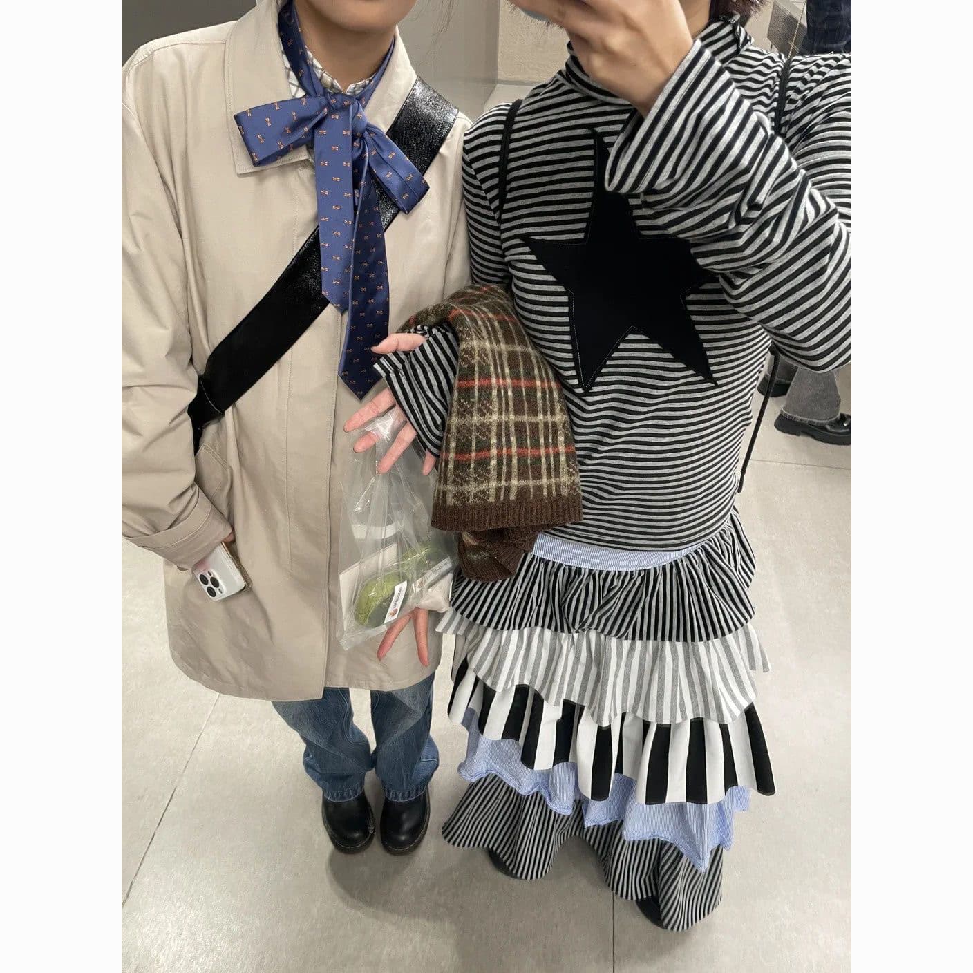 봄 새로운 패션 핫걸 스트라이프 패치워크 별 흑백 줄무늬 오각형 별 터틀넥 긴팔 티셔츠 여성 이미지 2
