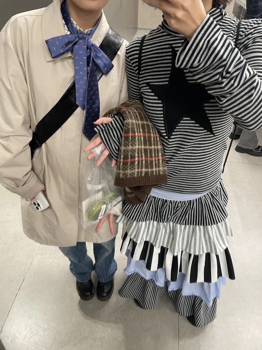 봄 새로운 패션 핫걸 스트라이프 패치워크 별 흑백 줄무늬 오각형 별 터틀넥 긴팔 티셔츠 여성 상세 이미지 4