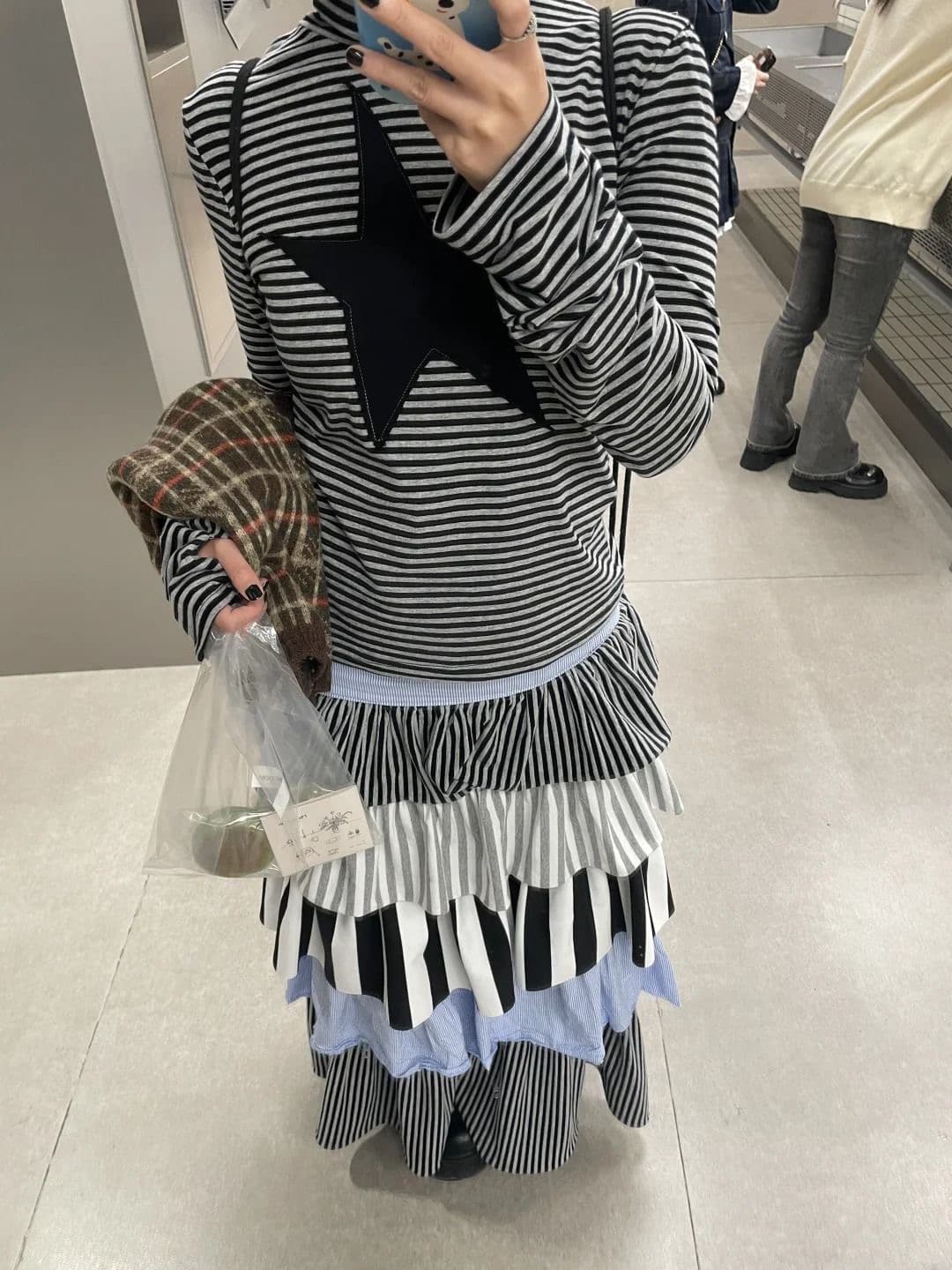 봄 새로운 패션 핫걸 스트라이프 패치워크 별 흑백 줄무늬 오각형 별 터틀넥 긴팔 티셔츠 여성 상세 이미지 5