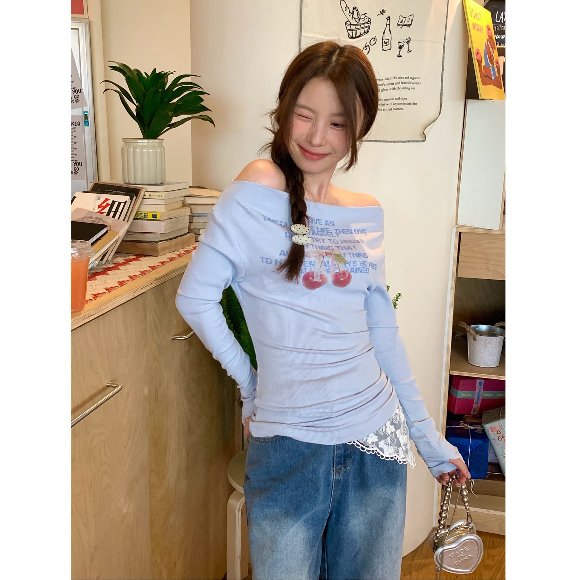 사람들 면 체리 프린트 오프숄더 긴팔 티셔츠 소녀 가을 2026 새로운 몸매 가꾸기 슬림해 보이는 오프숄더 맨위 이미지 4