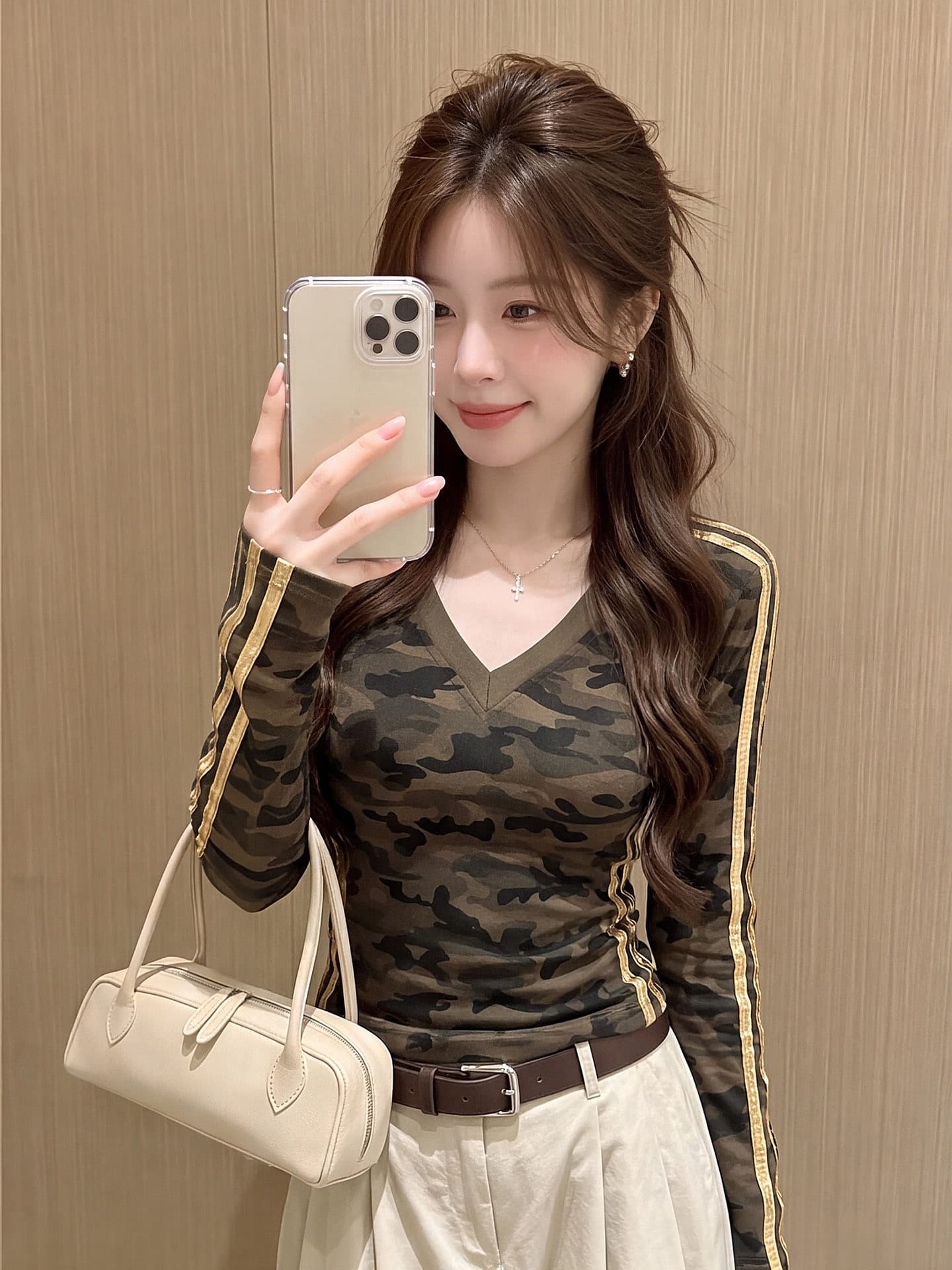 가을 의상 새로운 순수한 욕망 바람 카모플라주 긍정적 인 어깨 V넥 긴팔 티셔츠 여성 이미지 3